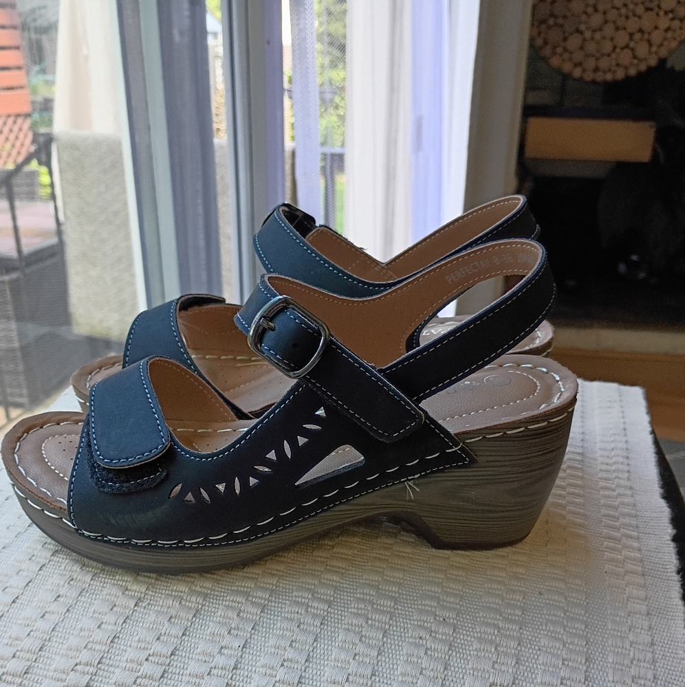 NWT.Patrizia by Spring Black and Tan Sandals.Size36/5.5 - Picture 2 of 8